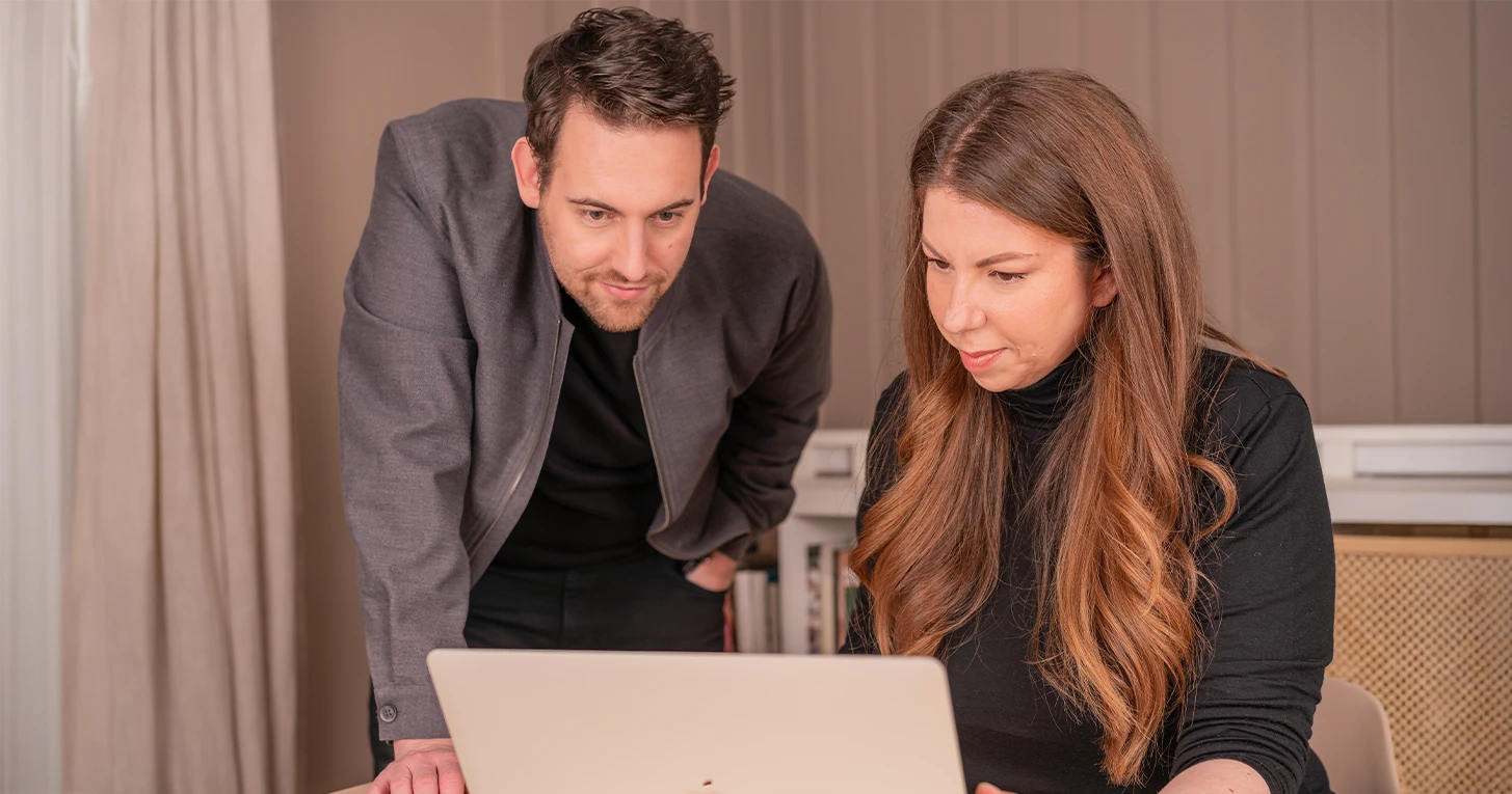 Bence Székely and Orsi Imreh, the founders of Frem Digital, collaborating at a laptop