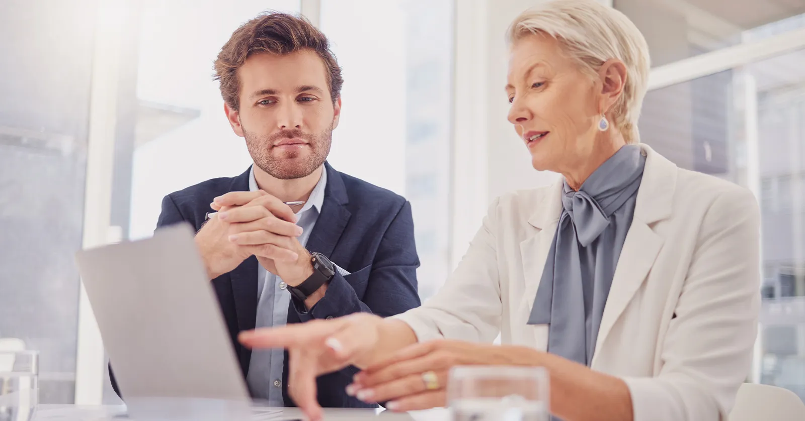 Businessman advising a client at a laptop meeting, symbolizing our high-ticket ecommerce sales case study.
